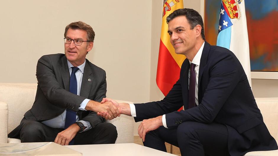 El presidente del Gobierno, Pedro Sánchez (d), se reúne con el líder del PP, Alberto Núñez Feijóo (i), en La Moncloa