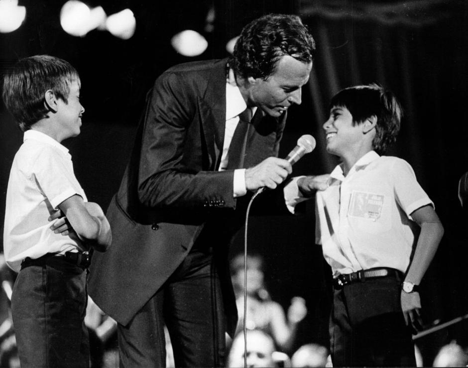 EL CANTANTE JULIO IGLESIAS CON SUS HIJOS ENRIQUE Y JULIO JOSE IGLESIAS PREYSLER DURANTE UN CONCIERTO EN LA DECADA 1980