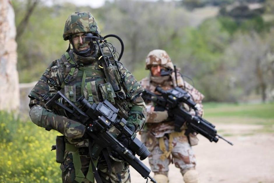 Dos efectivos de la Brigada Paracaidista durante un ejercicio militar