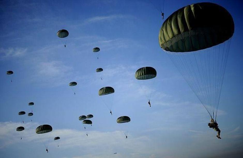 Espectacular imagen de Salto de paracaidistas de la Bripac