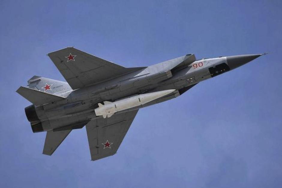 Avión de combate ruso cargado de un misil hipersónico Kinzhal