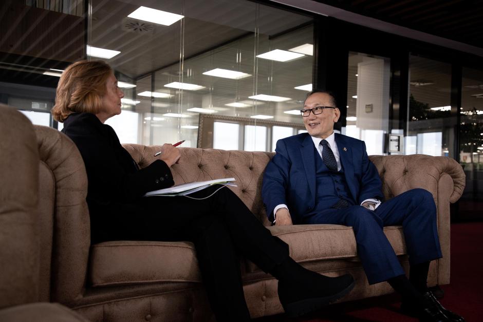 El Embajador de Taiwán en España, José María Liu, en un momento de la entrevista con Carmen De Carlos en El Debate