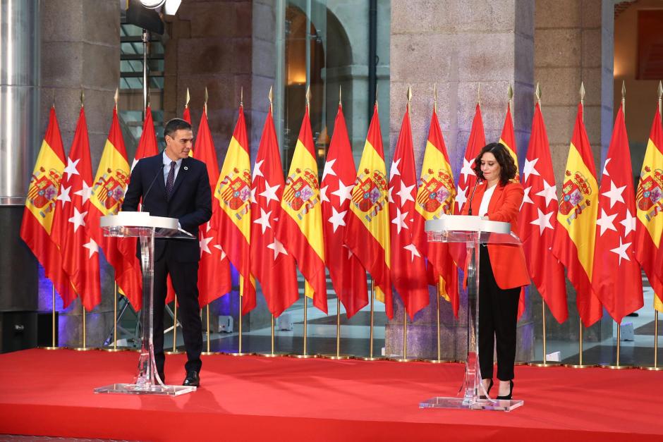 Pedro Sánchez e Isabel Díaz Ayuso durante la "cumbre de las banderas"