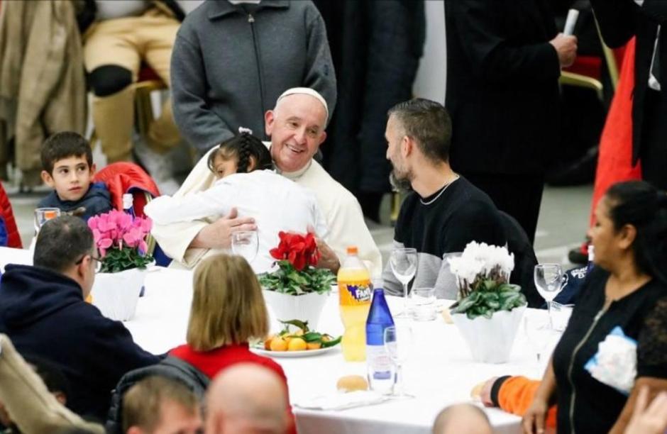 El Papa Francisco durante el almuerzo organizado en el Aula Pablo VI por la Jornada Mundial de los Pobres