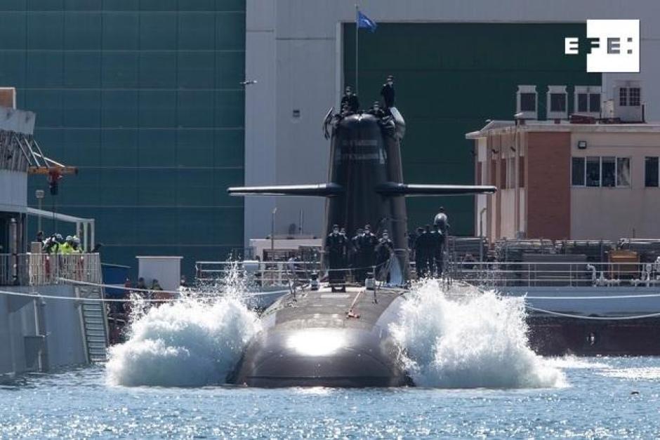 El submarino S-81 Isaac Peral ha tocado agua por primera vez esta tarde en Cartagena en una maniobra que ha tenido lugar en el muelle de armamento del astillero de Navantia
