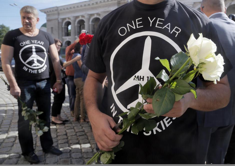 Familiares de las víctimas del derribo del vuelo MH17 realizan un homenaje en Kiev