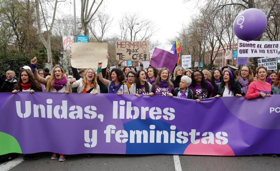 La ministra de Igualdad, acompañada de otros cargos del mismo así como de Podemos, durante la celebración del 8M en 2020