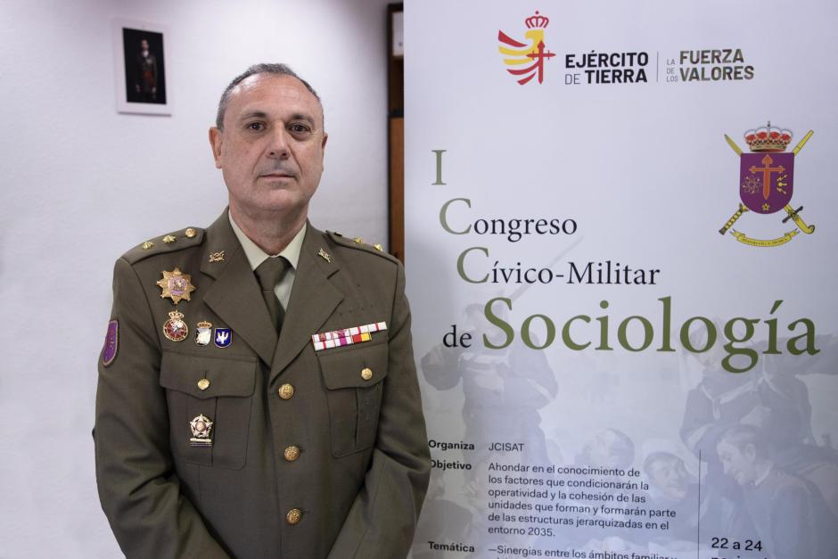 El teniente coronel Juan Carlos Gombao ante el cartel del primer Congreso de Sociología