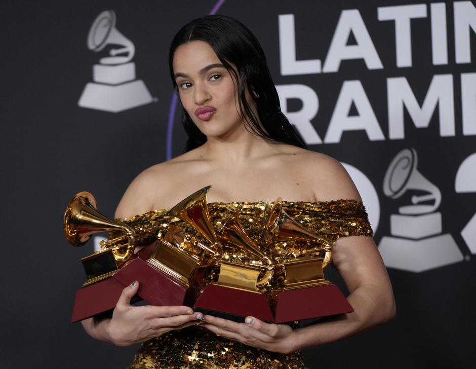 Rosalía, con los cuatro premios que recibió en la gala de los Latin Grammy 2022