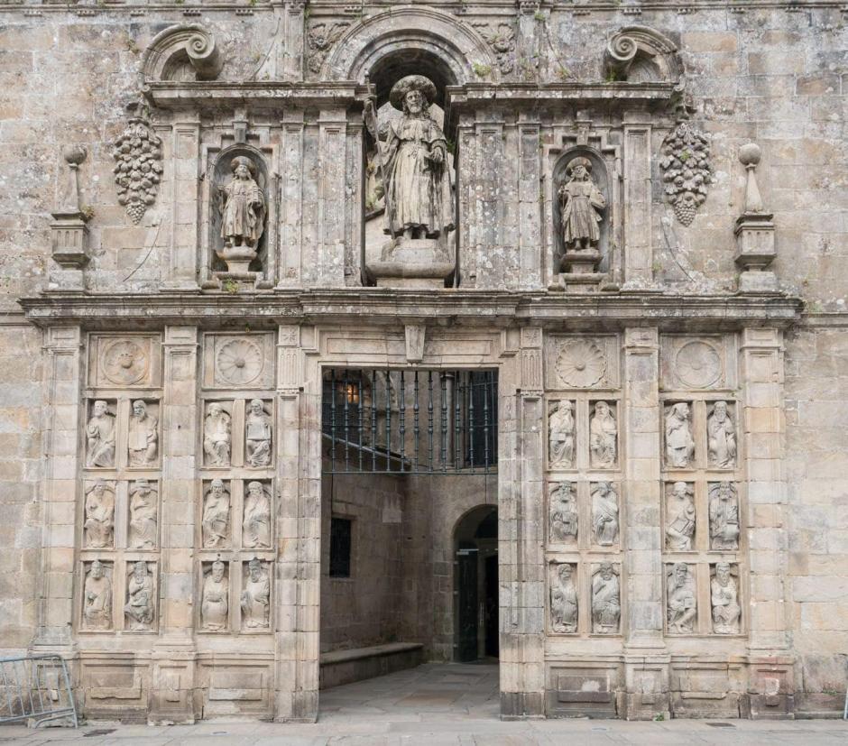 Los "veintisiete de la Puerta Santa" en la fachada de la Catedral