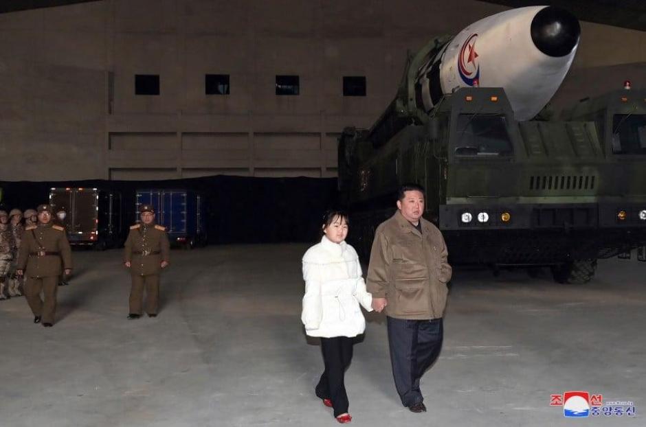 Kim Jong-un camina de la mano con su hija frente al misil intercontinental lanzado el jueves sobre aguas de Japón