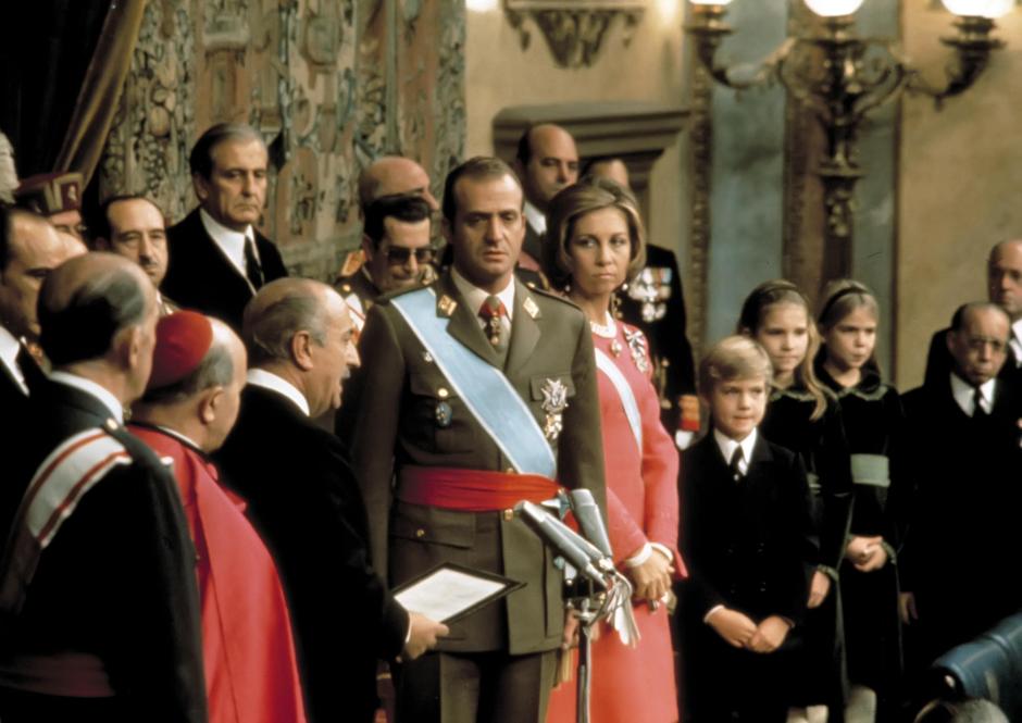 Don Juan Carlos durante su proclamación como Rey de España en las Cortes el 22 de noviembre de 1975