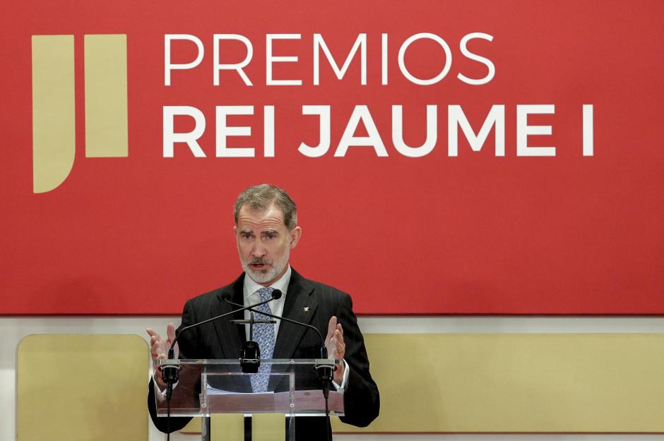 El Rey Felipe VI durante su intervención en el acto de entrega de los premios Jaime I, en la Lonja de Valencia