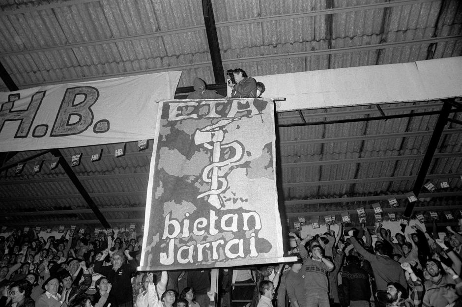 Despliegan una bandera de ETA en un mitin de Herri Batasuna en Baracaldo en 1982
