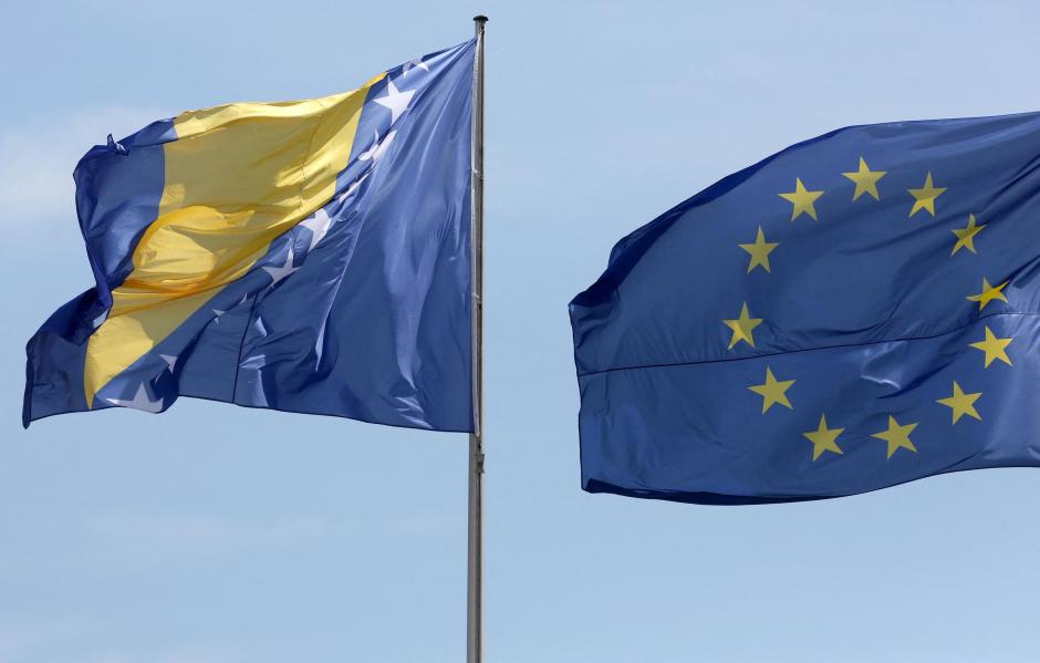 La bandera nacional de Bosnia y Herzegovina junto a la bandera de la Unión Europea