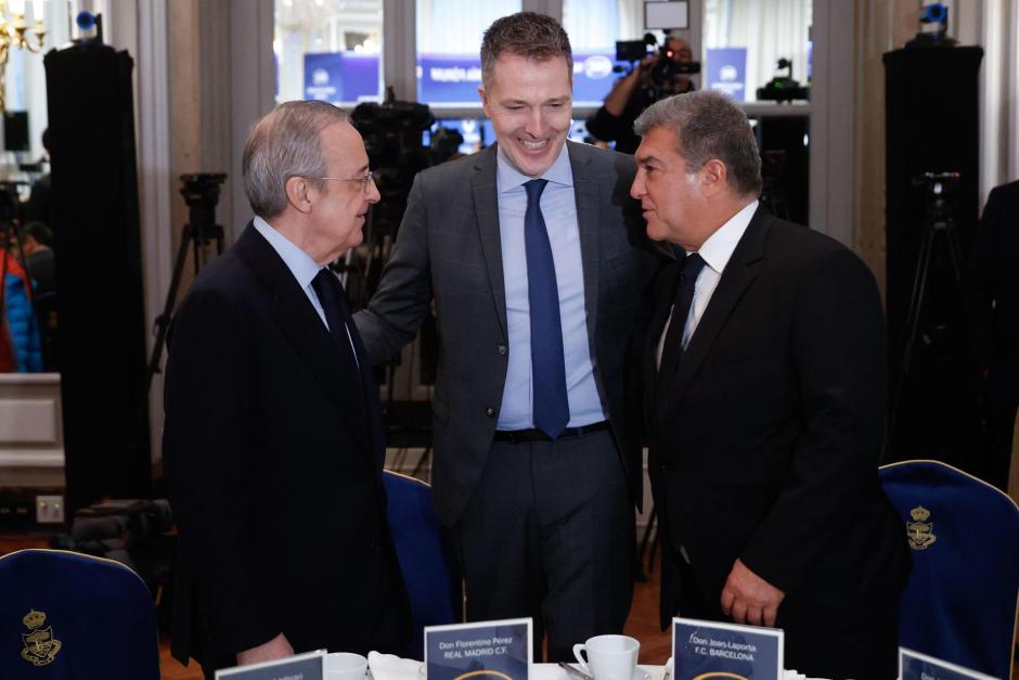 Bernd Reichart (c) CEO de A22 Sports Management, sociedad promotora de la Superliga, junto a Florentino Pérez y Joan Laporta