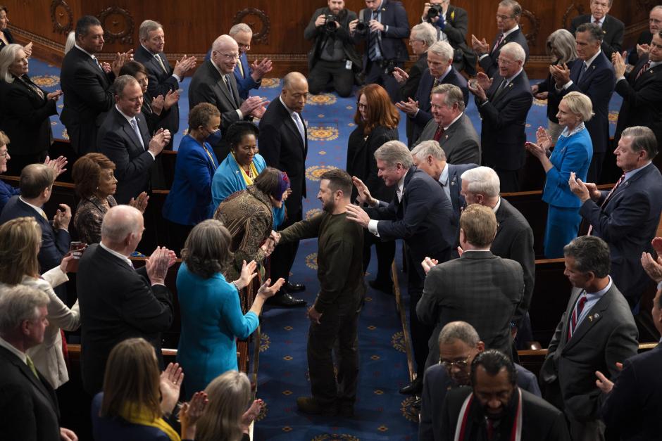 El presidente de Ucrania, Volodímir Zelenski, es recibido por los miembros del Congreso de Estados Unidos