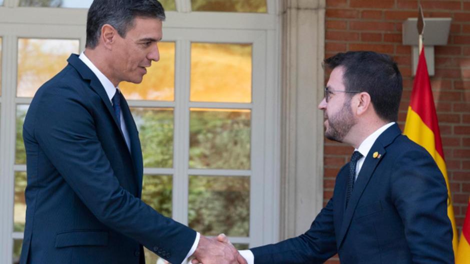 El saludo entre Pedro Sánchez y Pere Aragonès