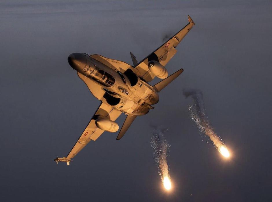 Aquí os dejamos una foto del imponente #F18 lanzando bengalas 