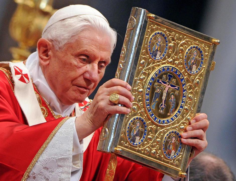 El Papa Benedicto XVI en una misa en el año 2010