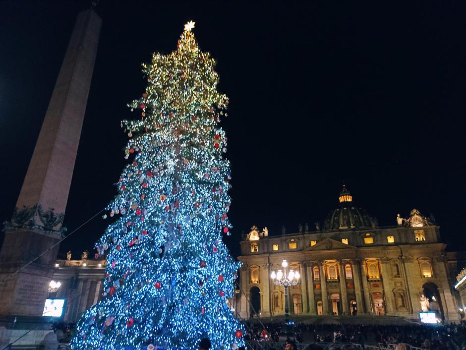 La Plaza de San Pedro, con el árbol de Navidad en primer plano