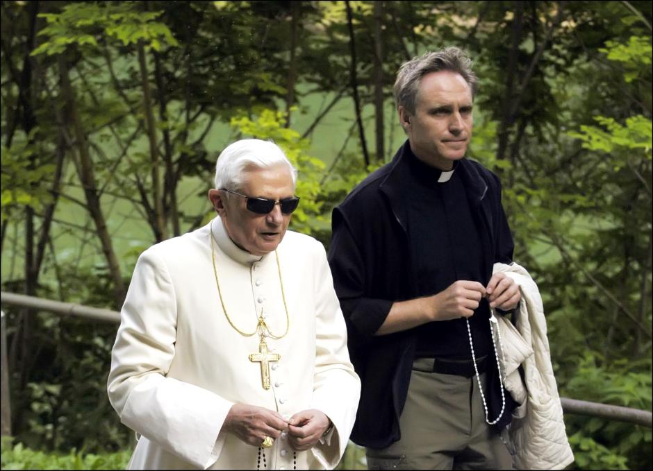 Benedicto XVI y Ganswein paseando por Lorenzago di Cadore en el año 2007