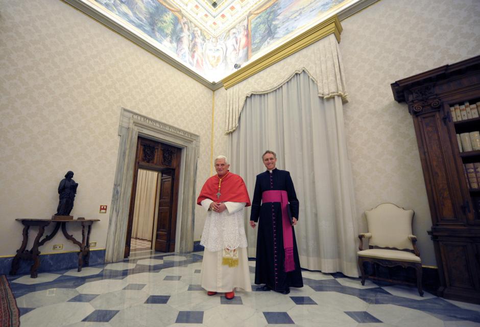 Benedicto XVI y su secretario personal, Georg Gaenswein, en su biblioteca privada en e palacio apostólico