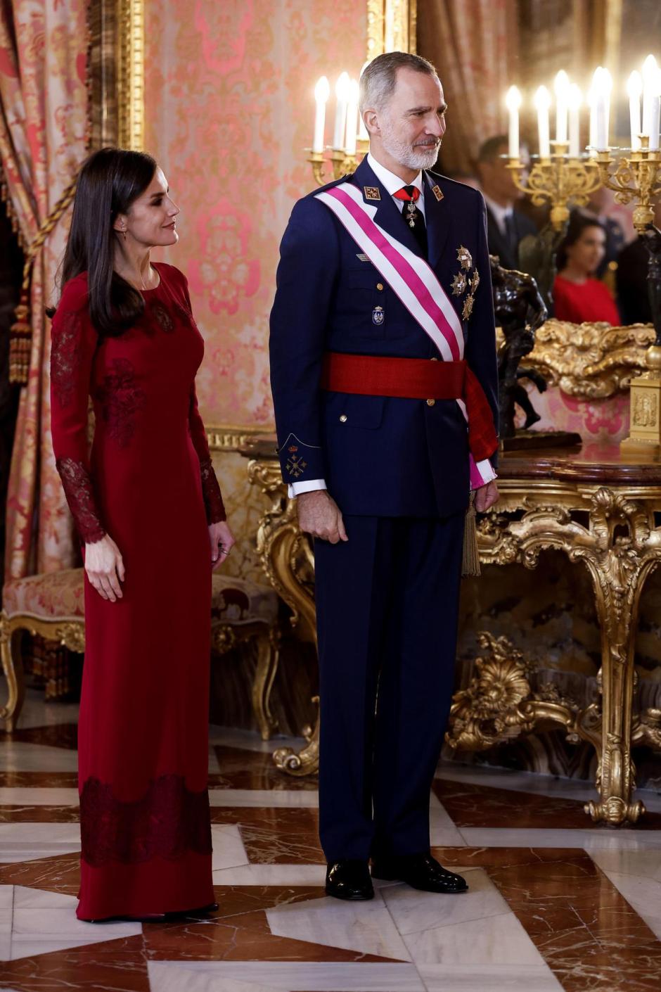El rey Felipe VI y la reina Letizia, durante la recepción a autoridades con motivo de la celebración de la Pascua Militar
