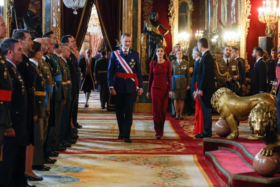 El rey Felipe VI y la reina Letizia, durante la recepción a autoridades con motivo de la celebración de la Pascua Militar este viernes en el Palacio Real de Madrid