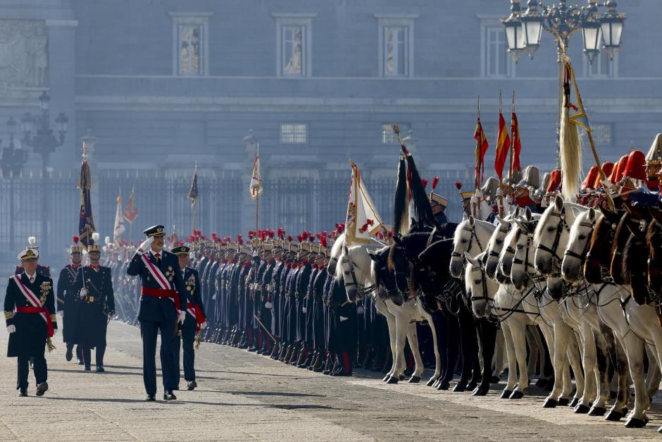 El rey Felipe VI pasa revista a las tropas durante la celebración de la Pascua Militar este viernes en la plaza de la Armería de Madrid, frente al Palacio Real