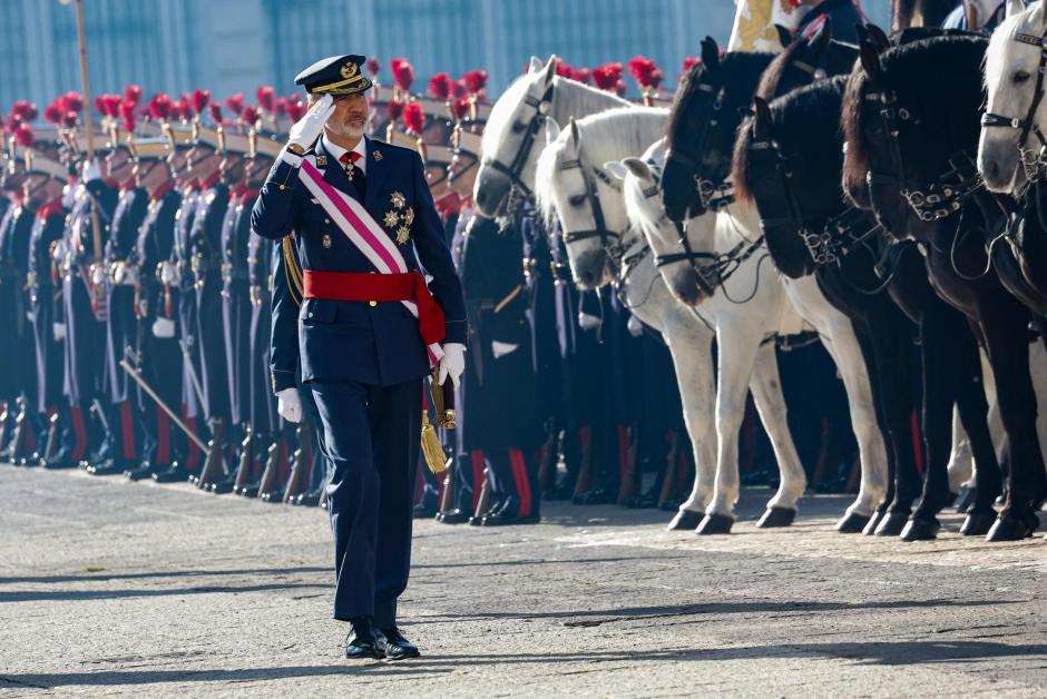 El Rey ha pasado revista en el Patio de la Armería del Palacio Real antes de proceder al discurso que ha tenido lugar en el interior
