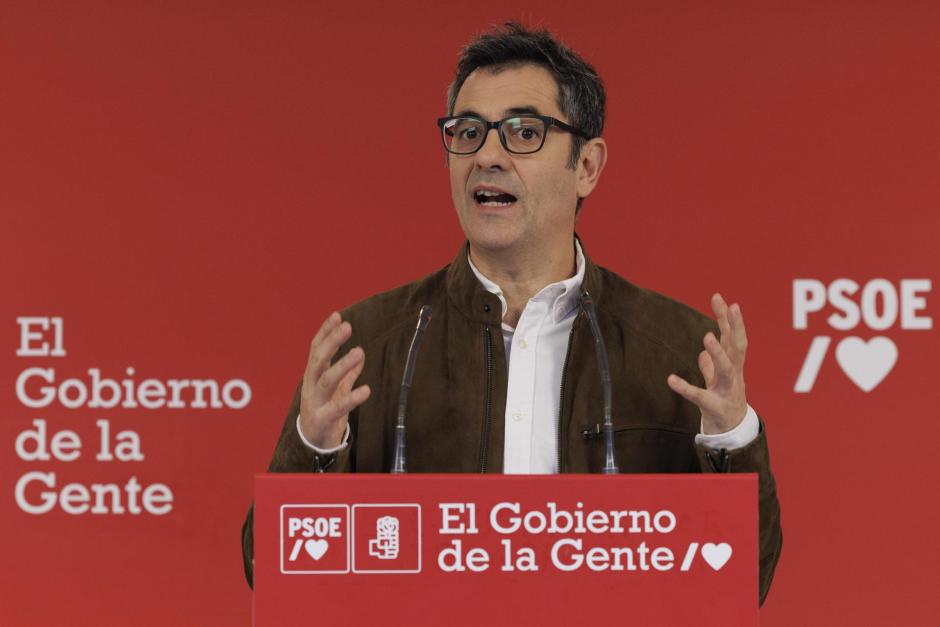 El secretario de Reforma Constitucional y Nuevos Derechos de la Comisión Ejecutiva Federal (CEF) del PSOE y ministro de la Presidencia, Félix Bolaños, hace unas declaraciones en la sede del Partido Socialista, este domingo, en Madrid.