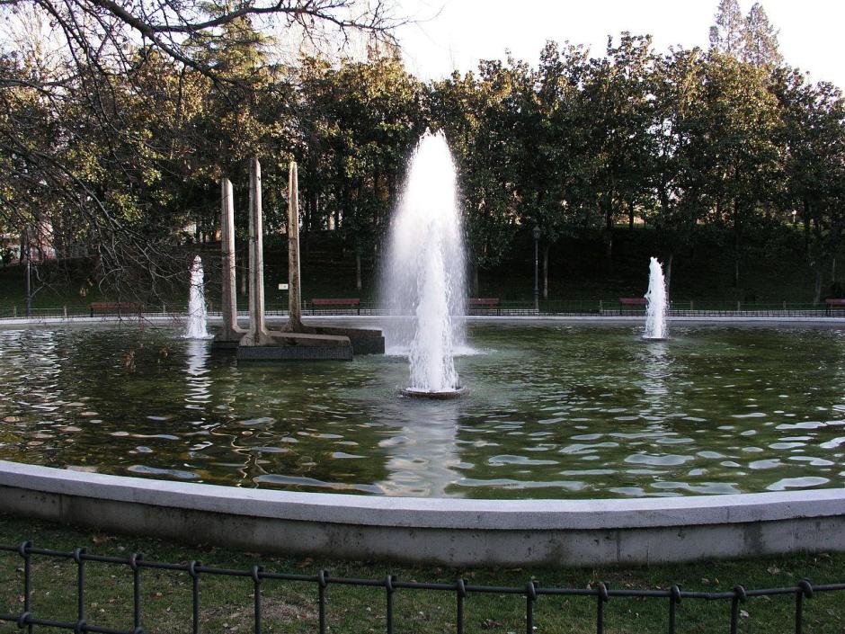 Fuente principal del Parque de Berlín en la que se conservan restos del muro de Berlín como recuerdo de su derribo