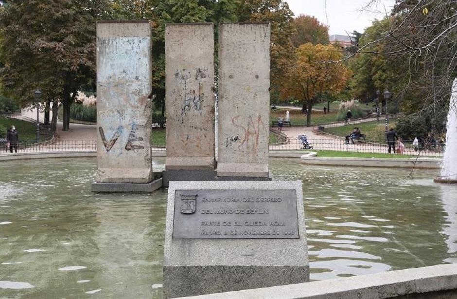 Fuente principal del Parque de Berlín en la que se conservan restos del muro de Berlín como recuerdo de su derribo