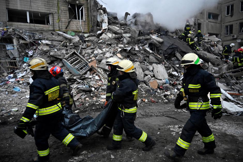Los equipos de emergencia ucranianos recuperan un cuerpo de debajo de los escombros