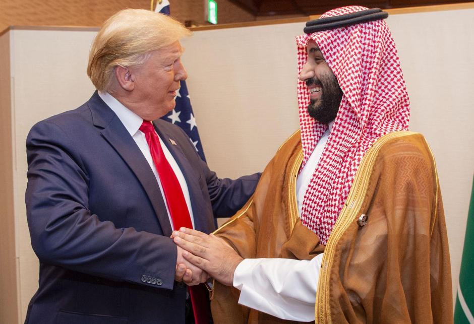 El príncipe heredero de Arabia Saudita, Mohammed bin Salman (D), estrecha la mano del entonces presidente de los EE.UU., Donald Trump (2019)