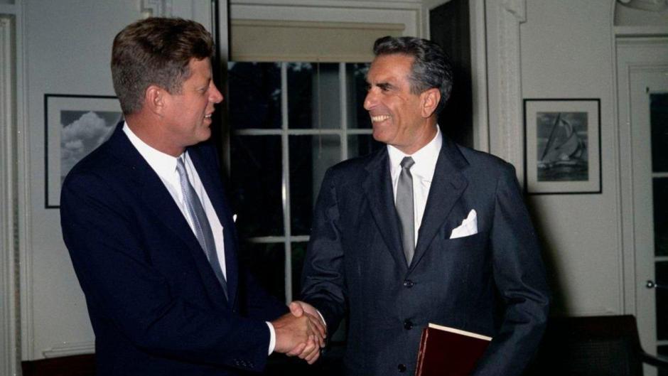 Antonio Garrigues saluda al presidente de los Estados Unidos, John F. Kennedy, en la Casa Blanca