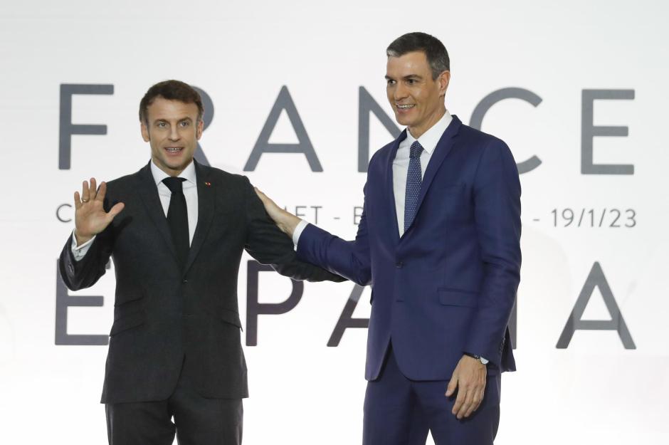 El presidente del Gobierno, Pedro Sánchez (d), y el presidente francés, Emmanuel Macron, durante la ceremonia de firma de acuerdos celebrada en el marco de la Cumbre Hispanofrancesa, este jueves, en Barcelona. EFE/Andreu Dalmau