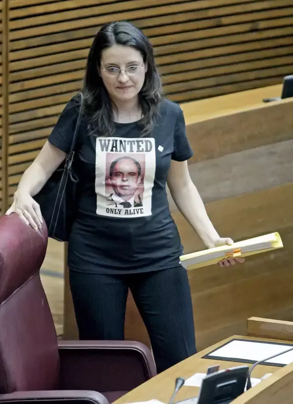 Mónica Oltra, en las Cortes Valencianas con la camiseta en alusión a Francisco Camps.