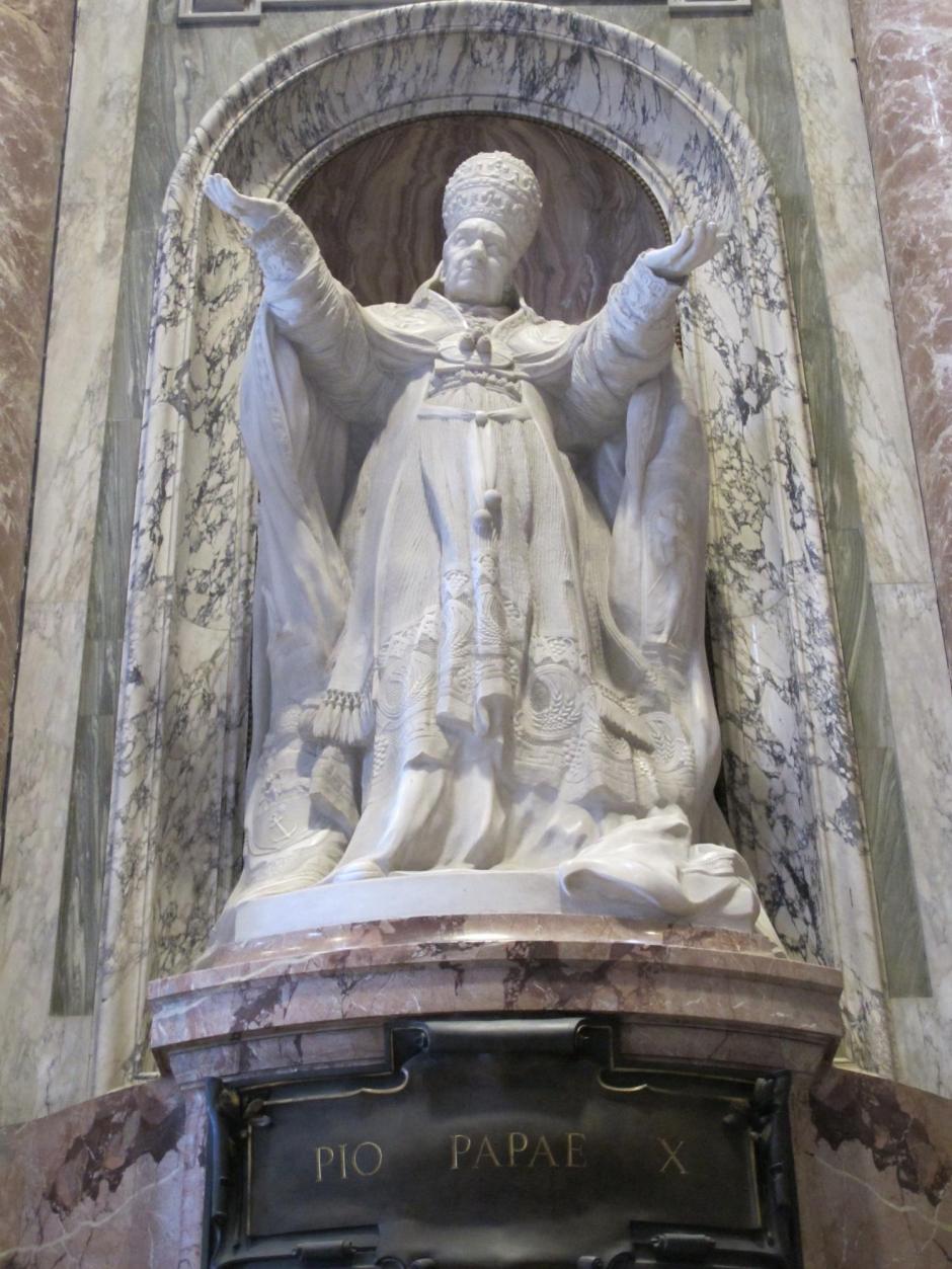 Estatua de Pío X en el Vaticano