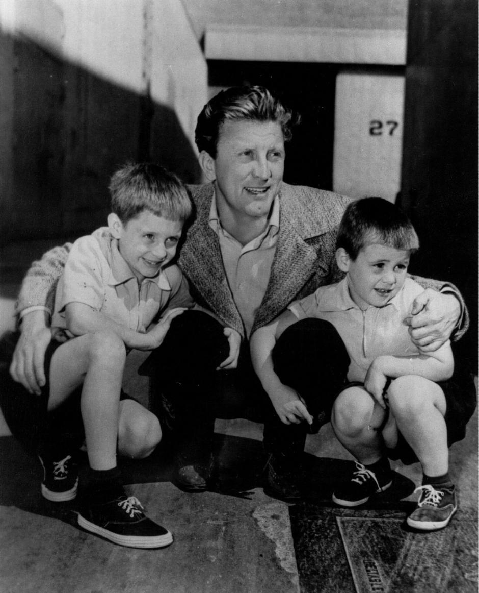 El actor Kirk Douglas con sus hijos Michael y Joel Douglas