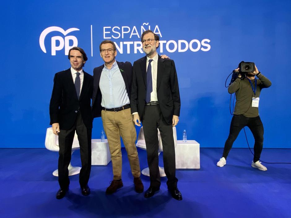 El presidente nacional del Partido Popular, Alberto Núñez Feijóo, junto a José María Aznar y Mariano Rajoy.