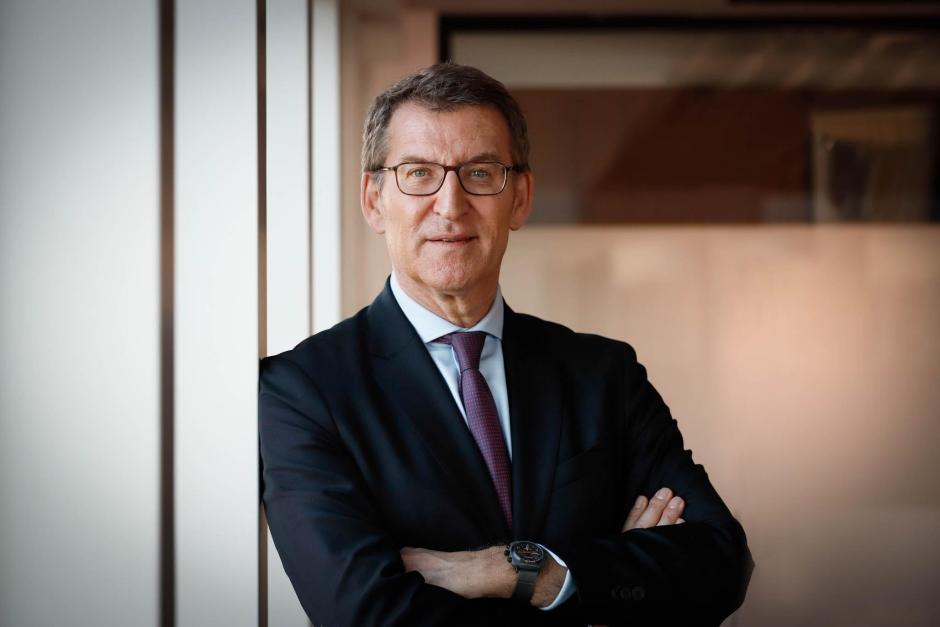 Alberto Núñez Feijóo durante la entrevista en la redacción de El Debate