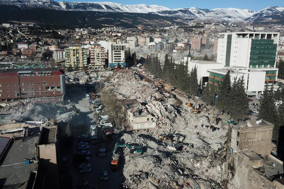 Esta vista aérea muestra edificios derrumbados durante la operación de rescate en curso en Kahramanmaras, el epicentro del primer terremoto