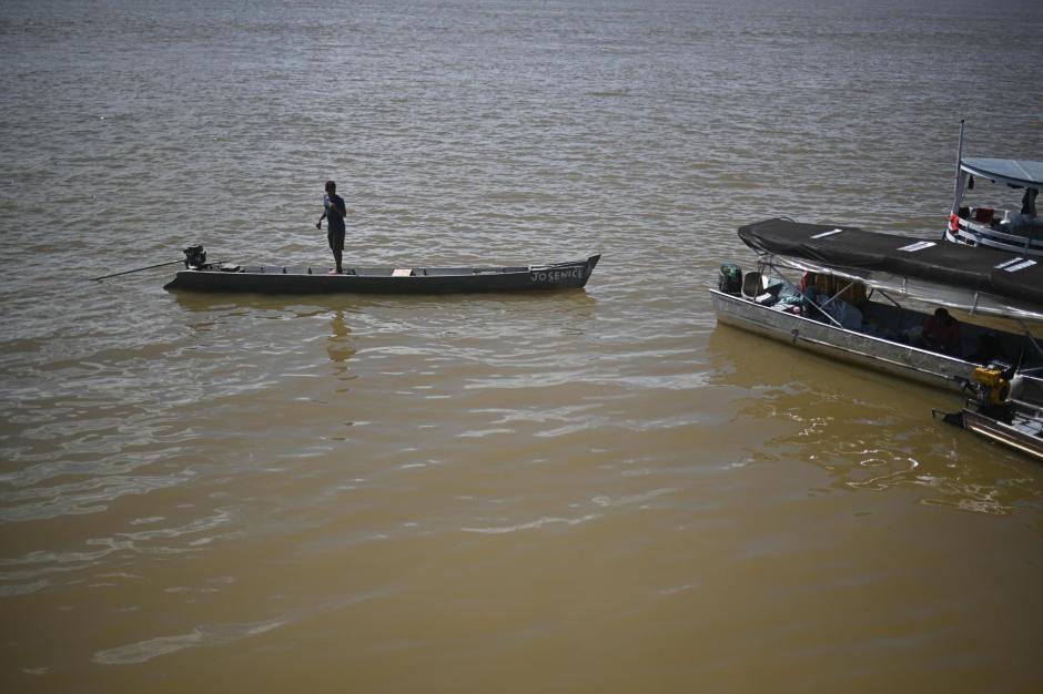 Un hombre navega por las aguas del río Tapajós, en Itaituba, estado de Pará (Brasil)