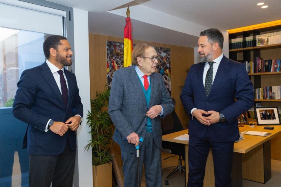 Ramón Tamames junto a Santiago Abascal e Ignacio Garriga en la sede nacional de Vox