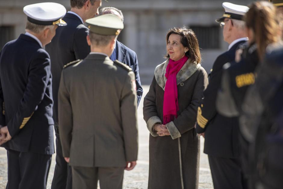 La ministra de Defensa, Margarita Robles, preside el acto en homenaje a los caídos en la guerra de Ucrania este viernes en la Academia de Infantería de Toledo. EFE/ Ismael Herrero