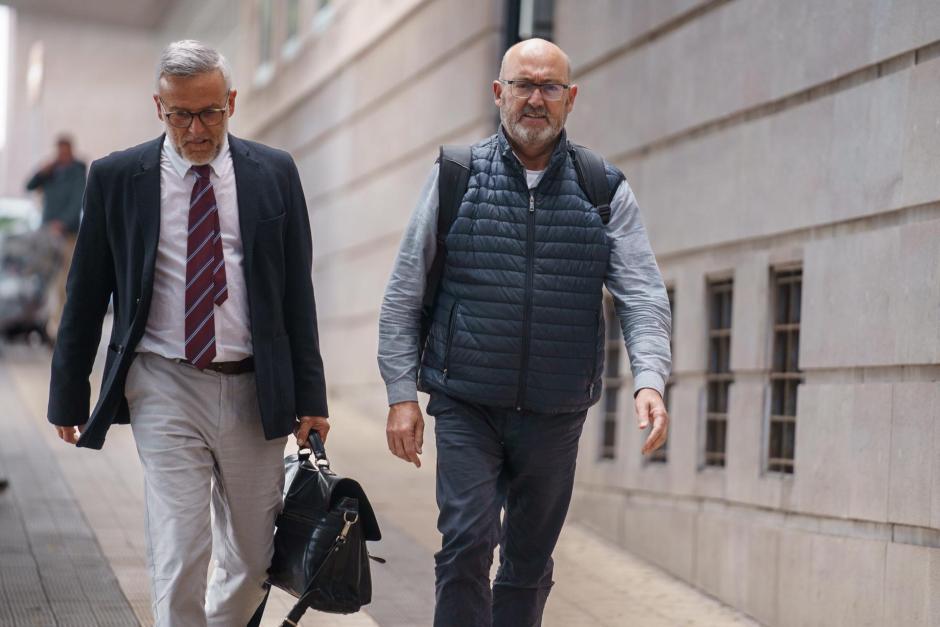 El exdiputado del PSOE Juan Bernardo Fuentes, junto a su abogado, tras declarar por el caso Mediador
