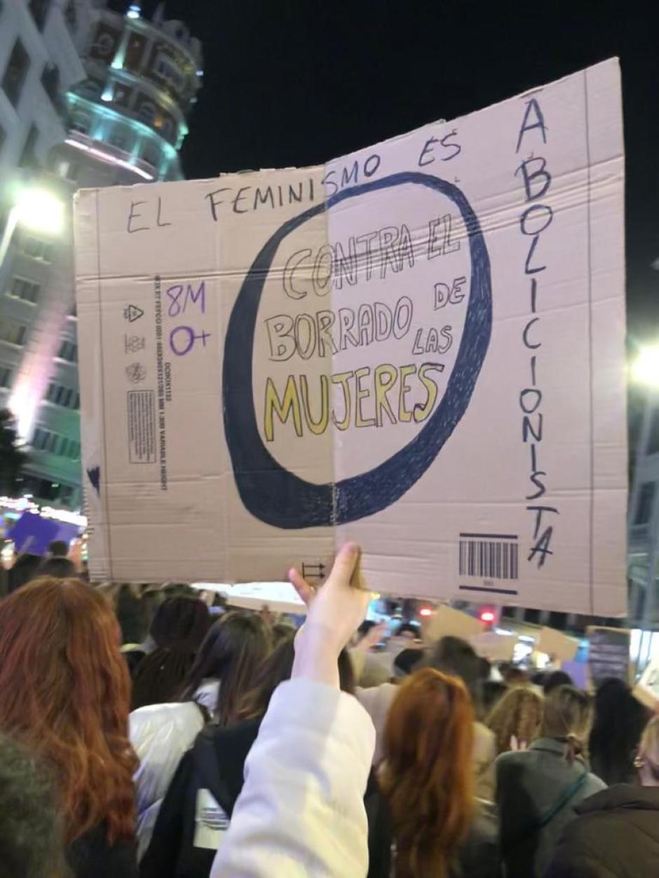 Mensaje en una pancarta en la manifestación del movimiento abolicionista el 8M 2022