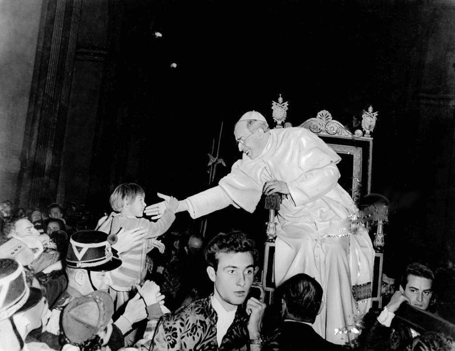 Pío XII durante una audiencia en el Vaticano